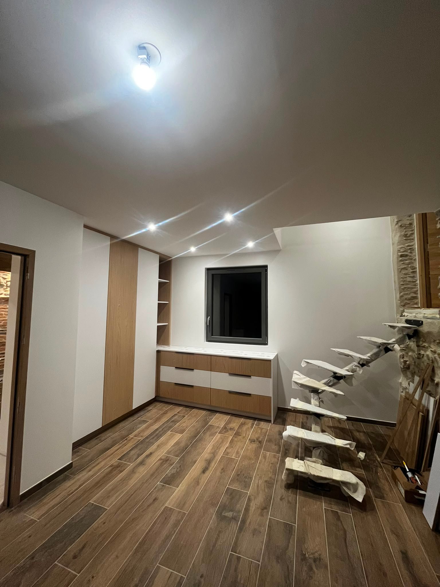 Salon et escalier